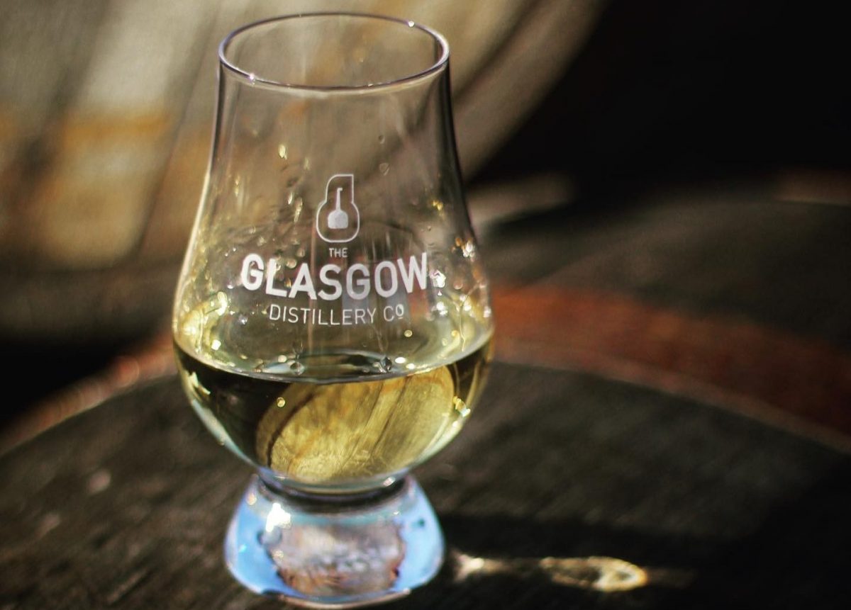 glasgow-distillery--whisky-in-glass-on-wooden-barrel