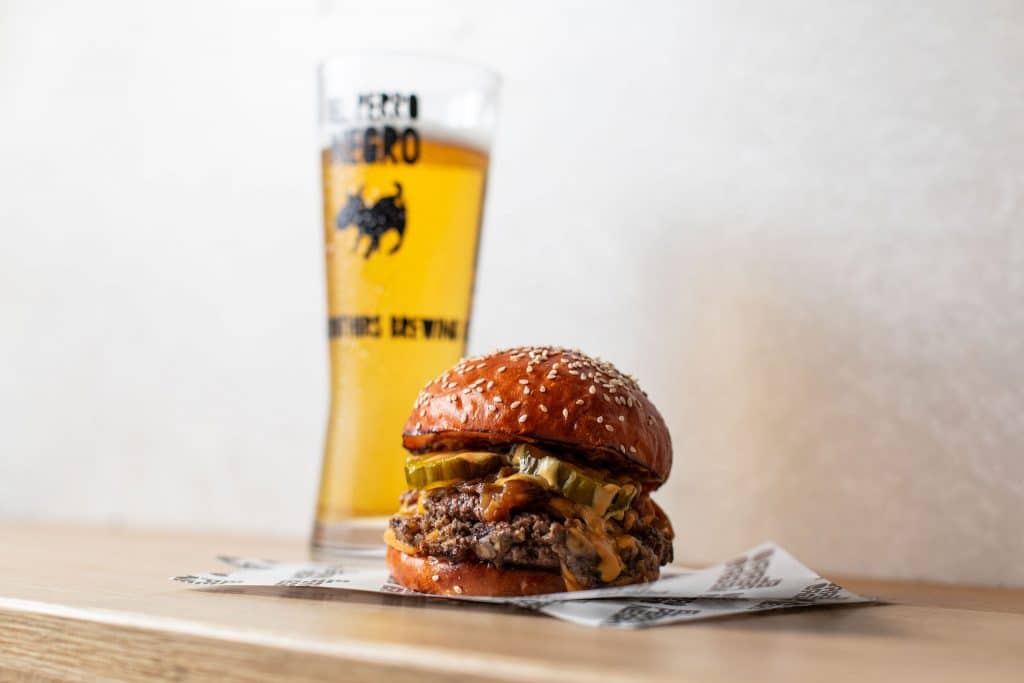 el-perro-negro-haggis-burger-on-a-sesame-seed-bun-with pint-of-beer