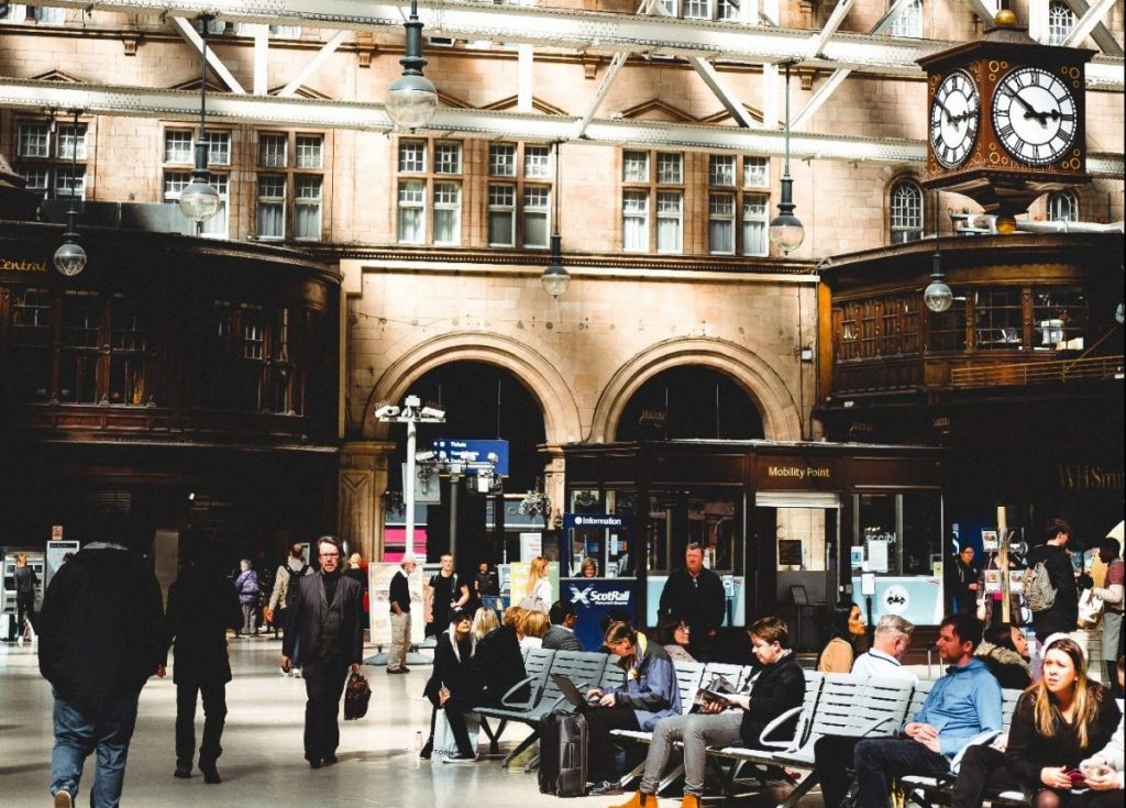 glasgow-central-station-commuters-walking-some-sitting