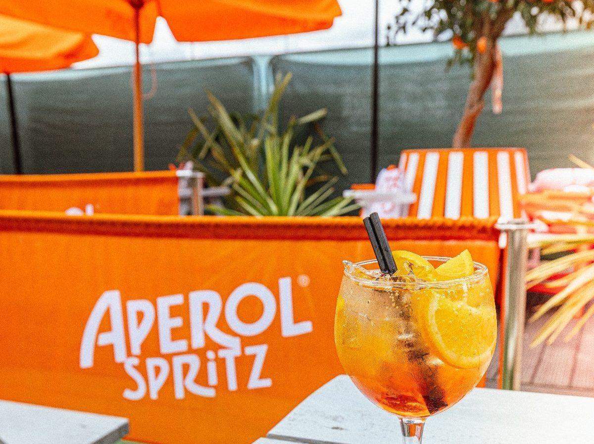 aperol-spritz-glass-with-orange-striped-deckchair-in-background