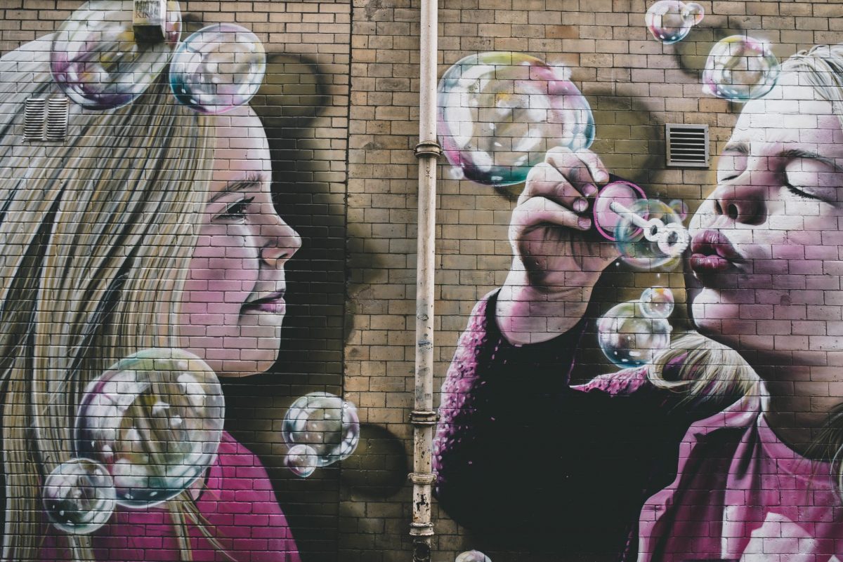 glasgow-mural-of-girl-blowing-bubbles